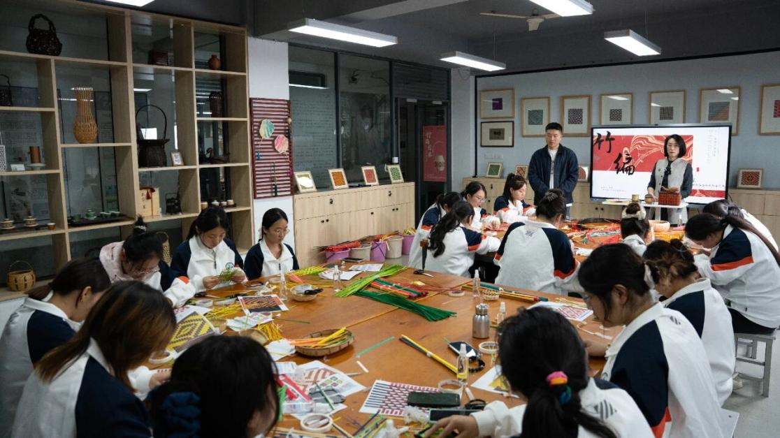 为非遗“添彩”，为青春“赋能”：江苏建院的文化育人新实践